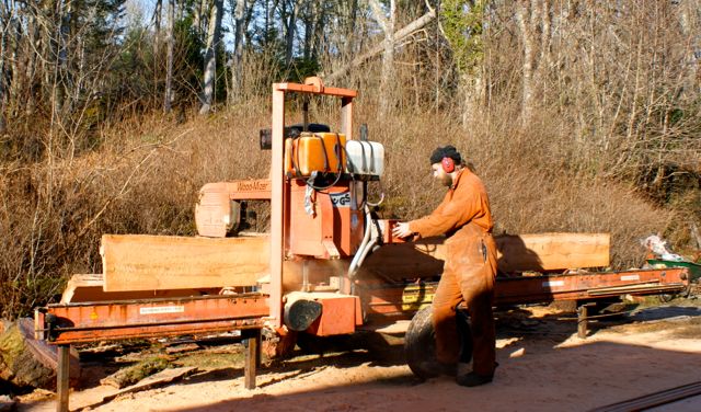 Cutting timber on the wood-mizer Cutting timber on the wood-mizer